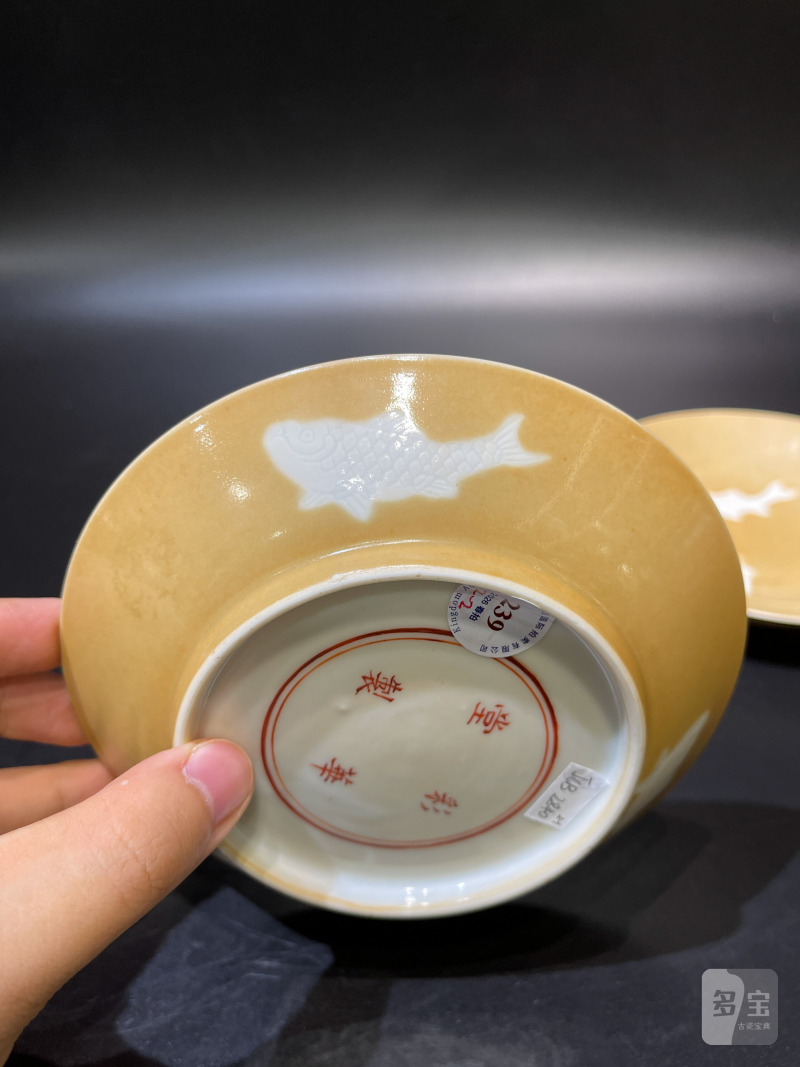 清乾隆 米黄釉地留白暗刻三鱼纹盘一对 - 图5